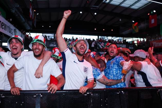 England fans celebrate at Box Park Wembley after Anthony Gordon of England scores his team s first goal Fans at Box Park Wembley, Football, World Cup 2026, London, UK - 15 Jul 2026London Wembley United Kingdom  Copyright: xHanc WiredxPhotos Shutterstockx 16992959af