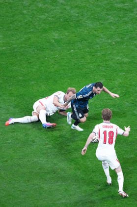 Lionel Messi of Argentina (C) runs with the ball under pressure from Jude Bellingham of England (L) and Anthony Gordon of England (R) during a FIFA Men’s World Cup 2026 semi-final football match between England and Argentina at Atlanta Stadium, in Atlanta on July 15th 2026 (Photo by Alexandra Fechete SPP)  Copyright: xLeoxBarrilari SPPx Sportspressphoto_SPR191446