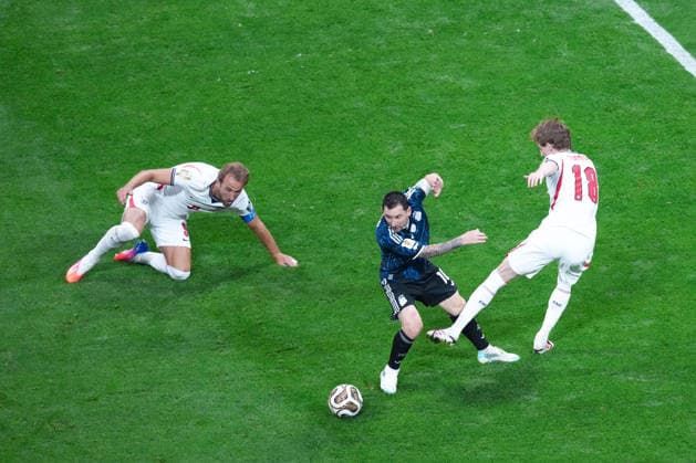 Lionel Messi of Argentina (C) runs with the ball under pressure from Jude Bellingham of England (L) and Anthony Gordon of England (R) during a FIFA Men’s World Cup 2026 semi-final football match between England and Argentina at Atlanta Stadium, in Atlanta on July 15th 2026 (Photo by Alexandra Fechete SPP)  Copyright: xLeoxBarrilari SPPx Sportspressphoto_SPR191447