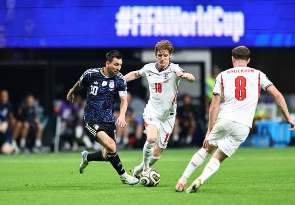 Lionel Messi of Argentina and Anthony Gordon of England England v Argentina, 2026 FIFA World Cup, WM, Weltmeisterschaft, Fussball Semi Final, Football, Atlanta Stadium, Atlanta, Georgia, USA - 15 Jul 2026Atlanta Atlanta Stadium Georgia (GA) United States of America  Copyright: xMichaelxZemanek Shutterstockx 16992756cz