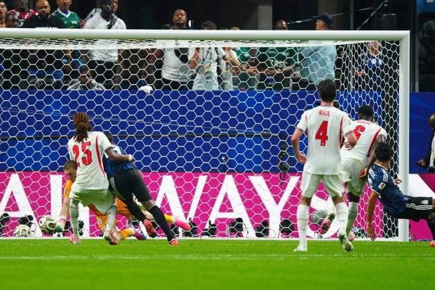 Jordan Pickford of England saves from Cristian Romero of Argentina England v Argentina, 2026 FIFA World Cup, WM, Weltmeisterschaft, Fussball Semi Final, Football, Atlanta Stadium, Atlanta, Georgia, USA - 15 Jul 2026Atlanta Atlanta Stadium Georgia (GA) United States of America  Copyright: xJavierxGarcia Shutterstockx 16992264cq