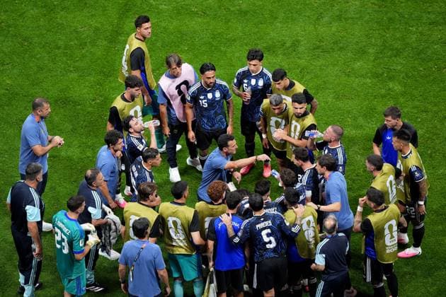 Lionel Scaloni Manager Head Coach of Argentina speaks with his players. England v Argentina, 2026 FIFA World Cup, WM, Weltmeisterschaft, Fussball Semi Final, Football, Atlanta Stadium, Atlanta, Georgia, USA - 15 Jul 2026Atlanta Atlanta Stadium Georgia (GA) United States of America  Copyright: xIsmaelxAdnan Shutterstockx 16992263dt