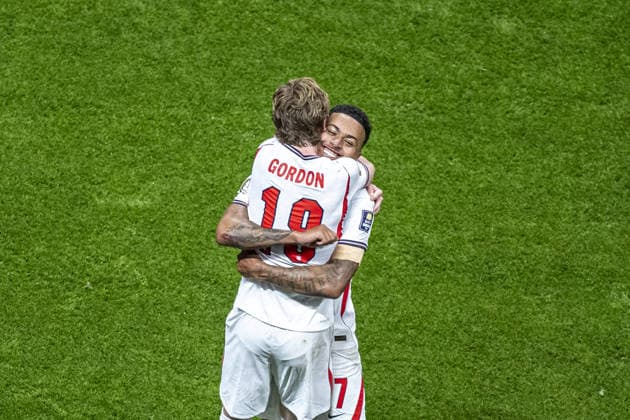 Anthony Gordon of England celebrates with Morgan Rogers of England after scoring team s first goal during the FIFA World Cup, WM, Weltmeisterschaft, Fussball 2026 Semifinal match between England and Argentina at Atlanta Stadium on July 15th,2026 (Photo by Joao Bravo Sports Press Photo  Copyright: xJoaoxBravo SportsxPressxPhotox Sportspressphoto_SPR191460