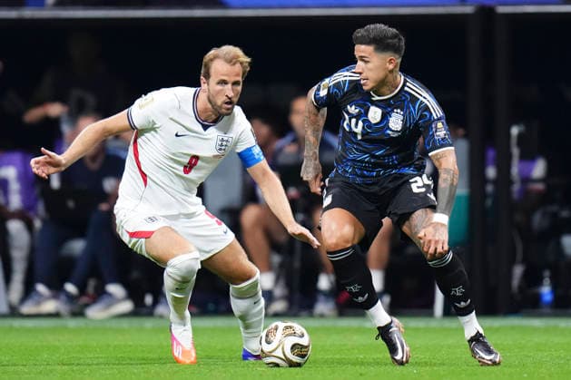 July 15, 2026, Atlanta, Georgia, United States: Enzo Fernandez of Argentina and Harry Kane of England compete for the ball during the FIFA World Cup, WM, Weltmeisterschaft, Fussball 2026 Semi Final match between England and Argentina at Atlanta Stadium on July 15, 2026 in Atlanta, Georgia. Atlanta United States - ZUMAa181 20260715_zaa_a181_083 Copyright: xJosexBretonx