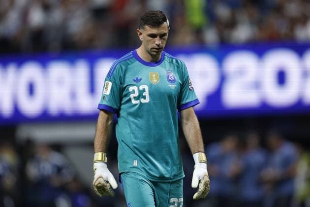 ATLANTA - Argentina goalkeeper Emiliano Martinez dejected during the 2026 FIFA World Cup, WM, Weltmeisterschaft, Fussball semi-final match between England and Argentina at the Atlanta Stadium on July 15, 2026, in Atlanta, Georgia, United States. MAURICE VAN STEEN ANP FIFA World Cup 2026 - semi final 2026 xVIxANPxSportx xMauricexvanxSteenxIVx 563606960 originalFilename: 563606960.jpg