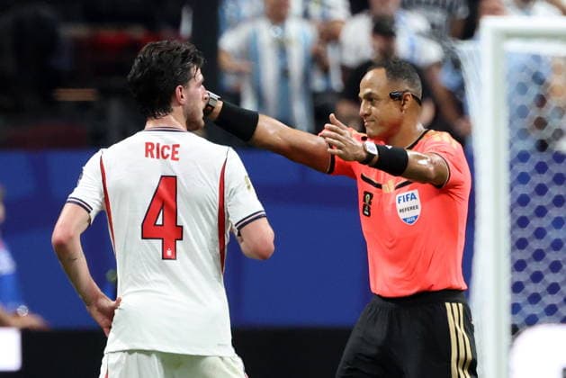 FIFA World Cup, WM, Weltmeisterschaft, Fussball 2026 semifinals - England vs Argentina Referee Ismail Elfath (R) interacts with Declan Rice of England during the FIFA World Cup 2026 semifinals match England against Argentina, in Atlanta, Georgia, USA, 15 July 2026. ATLANTA United States  Copyright: xOLGAxFEDOROVAx