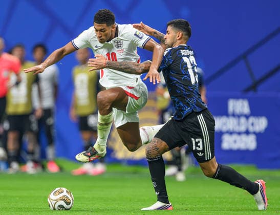 15 July 2026 - England v Argentina - Atlanta Stadium- Semi Final - 2026 World Cup - USA. 15 July 2026 - England v Argentina - Atlanta Stadium- Semi Final - 2026 World Cup - USA. Jude Bellingham goes past Cristian Romero.. Picture : Mark Pain ATLANTA USA  Copyright: xMarkxPainx