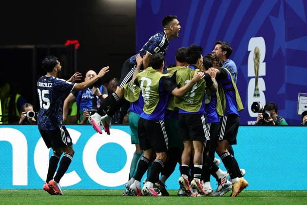 FIFA World Cup, WM, Weltmeisterschaft, Fussball 2026 semifinals - England vs Argentina Argentina players celebrate after the 1-1 during the FIFA World Cup 2026 semifinals match England against Argentina, in Atlanta, USA, 15 July 2026. ATLANTA United States  Copyright: xRONALDxWITTEKx