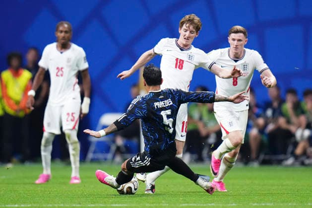 England v Argentina: Semi Final - FIFA World Cup, WM, Weltmeisterschaft, Fussball 2026 Anthony Gordon of England and Leandro Paredes of Argentina compete for the ball during the FIFA World Cup 2026 Semi Final match between England and Argentina at Atlanta Stadium on July 15, 2026 in Atlanta, Georgia. Atlanta GA United States  Copyright: xJosexBretonx originalFilename:bretonhernandez-englandv260715_npWLn.jpg