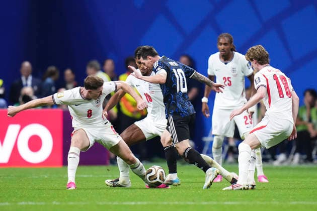 England v Argentina: Semi Final - FIFA World Cup, WM, Weltmeisterschaft, Fussball 2026 Lionel Messi of Argentina, Elliot Anderson, Jude Bellingham and Anthony Gordon of England compete for the ball during the FIFA World Cup 2026 Semi Final match between England and Argentina at Atlanta Stadium on July 15, 2026 in Atlanta, Georgia. Atlanta GA United States  Copyright: xJosexBretonx originalFilename:bretonhernandez-englandv260715_npxVD.jpg