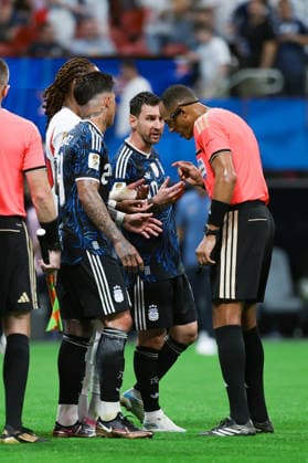 Lionel Messi of Argentina (C) argues with The Referee Ismail Elfath (R) during a FIFA Men’s World Cup 2026 semi-final football match between England and Argentina at Atlanta Stadium, in Atlanta on July 15th 2026 (Photo by Leo Barrilari SPP)  Copyright: xLeoxBarrilari SPPx Sportspressphoto_SPR191483