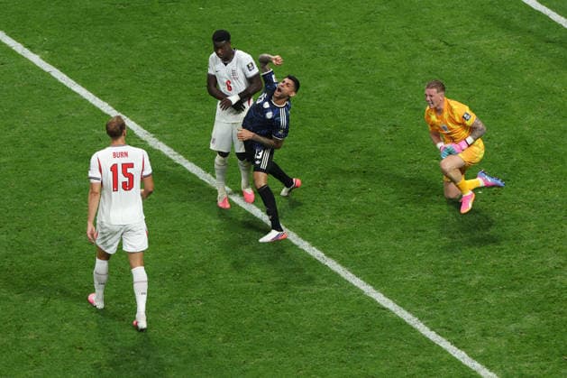 England v Argentina FIFA World Cup, WM, Weltmeisterschaft, Fussball 15 July 2026, Atlanta - FIFA World Cup Football - Semi-Final - England v Argentina - Marc Guehi of England takes evasive action as Cristian Romero of Argentina celebrates the equalising goal (1-1) as England goalkeeper Jordan Pickford looks on - Photo: Charlotte Wilson Offside. Atlanta Georgia USA *** England gegen Argentinien – FIFA-Weltmeisterschaft am 15. Juli 2026 in Atlanta – Halbfinale der FIFA-Fußball-Weltmeisterschaft: England gegen Argentinien. Marc Guehi aus England weicht aus, während Cristian Romero aus Argentinien den Ausgleichstreffer zum 1:1 feiert, während Englands Torhüter Jordan Pickford zusieht. Foto: Charlotte Wilson. Abseits. Atlanta, Georgia, USA  Copyright: xCharlottexWilsonx xOffsidexOffside