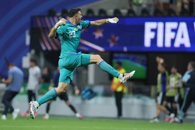 England v Argentina: Semi Final - FIFA World Cup, WM, Weltmeisterschaft, Fussball 2026 Emiliano Martinez, goalkeeper of Argentina celebrates equalizing goal during the FIFA World Cup 2026 Semi Final match between England and Argentina at Atlanta Stadium on July 15, 2026 in Atlanta, United States. Atlanta Atlanta Stadium GA United States Copyright: xAllstarxPicturexLibraryxLtdx