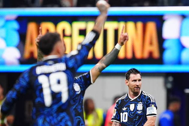 England v Argentina - FIFA World Cup, WM, Weltmeisterschaft, Fussball 2026 - Semi Finals ATLANTA, GEORGIA - JULY 15: Argentina’s Nicolás Otamendi (19) celebrates with teammates as Lionel Messi (10) reacts during the 2026 FIFA World Cup semifinal match between England and Argentina at Atlanta Stadium in Atlanta, Georgia, United States, on July 15, 2026. Evrim Aydin Anadolu United States World. Editorial use only. Please get in touch for any other usage.  Copyright: x2026xAnadoluxEvrimxAydinx