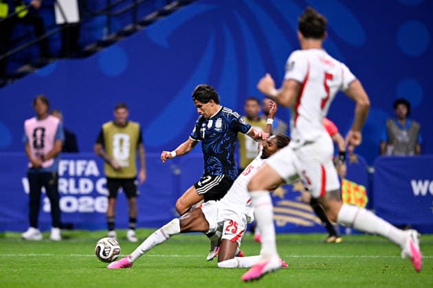 2026-07-15 England v Argentina - Semi Final - FIFA World Cup, WM, Weltmeisterschaft, Fussball 2026 ATLANTA, UNITED STATES - JULY 15: Giuliano Simeone of Argentina, Djed Spence of England during the Semi Final - FIFA World Cup 2026 match between England and Argentina at Atlanta Stadium on July 15, 2026 in Atlanta, Georgia. (Photo by Pablo Morano BSR Agency) Atlanta United States Content not available for redistribution in The Netherlands directly or indirectly through any third parties. Copyright: xBSRxAgencyx