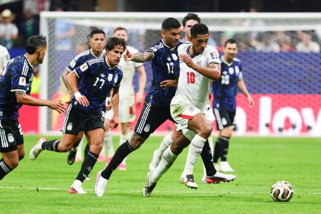 Jude Bellingham of England dribbles the ball during the FIFA World Cup, WM, Weltmeisterschaft, Fussball 2026 Semi Final match between England and Argentina at the Mercedez-Benz Stadium, Atlanta, USA on 15 July 2026. Copyright: xPeterxDovganx 45260038