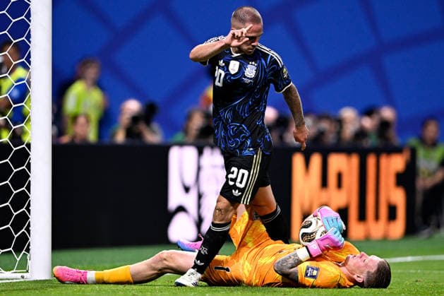 2026-07-15 England v Argentina - Semi Final - FIFA World Cup, WM, Weltmeisterschaft, Fussball 2026 ATLANTA, UNITED STATES - JULY 15: Alexis Mac Allister of Argentina, Jordan Pickford of England during the Semi Final - FIFA World Cup 2026 match between England and Argentina at Atlanta Stadium on July 15, 2026 in Atlanta, Georgia. (Photo by Pablo Morano BSR Agency) Atlanta United States Content not available for redistribution in The Netherlands directly or indirectly through any third parties. Copyright: xBSRxAgencyx
