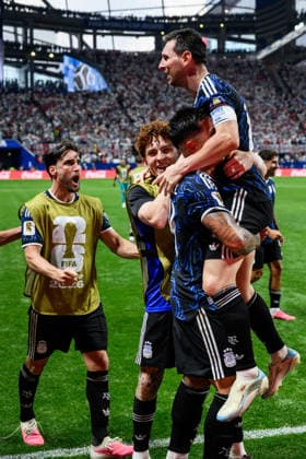 260715 Enzo Fernandez and Lionel Messi of Argentina celebrate after 1-2 during the FIFA World Cup, WM, Weltmeisterschaft, Fussball 2026 semifinal football match between England and Argentina on July 15, 2026 in Atlanta. Photo: Joel Marklund BILDBYRAN kod JM JM0828 bbeng fotboll football soccer fotball vm fotbolls-vm fotball-vm fotbolls-vm 2026 fifa world cup 2026 semifinal england argentina jubel *** July 15, 2026: Enzo Fernández and Lionel Messi of Argentina celebrate after the 1-2 victory during the 2026 FIFA World Cup soccer semifinal match between England and Argentina on July 15, 2026 in Atlanta. Photo by Joel Marklund, BILDBYRAN. Code: JM JM0828 bbeng soccer football soccer World Cup soccer World Cup 2026 FIFA World Cup 2026 semifinal England Argentina celebration  Copyright: JOELxMARKLUND BB260715JM114