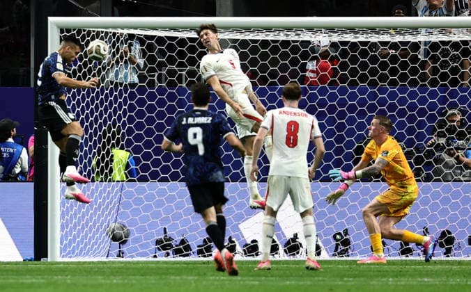 FIFA World Cup, WM, Weltmeisterschaft, Fussball 2026 semifinals - England vs Argentina Lautaro Martinez of Argentina (L) scores the 2-1 during the FIFA World Cup 2026 semifinals match England against Argentina, in Atlanta, USA, 15 July 2026. ATLANTA United States  Copyright: xRONALDxWITTEKx