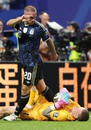 US Soccer World Cup England - Argentina 9206175 15.07.2026 England™s goalkeeper Jordan Pickford saves a shot next to Argentina™s Alexis Mac Allister during the FIFA World Cup, WM, Weltmeisterschaft, Fussball 2026 semi-final soccer match between England and Argentina at the Atlanta Stadium in Atlanta, Georgia, the United States. Nafis Sirazetdinov Sputnik Atlanta Georgia USA  Copyright: xNafisxSirazetdinovx