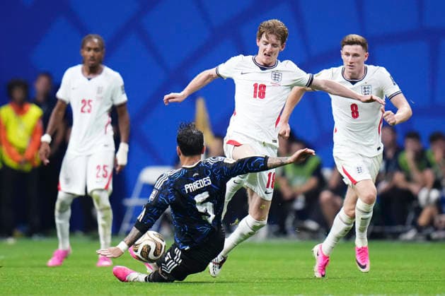 July 15, 2026, Atlanta, Georgia, United States: Anthony Gordon of England and Leandro Paredes of Argentina compete for the ball during the FIFA World Cup, WM, Weltmeisterschaft, Fussball 2026 Semi Final match between England and Argentina at Atlanta Stadium on July 15, 2026 in Atlanta, Georgia. Atlanta United States - ZUMAa181 20260715_zaa_a181_088 Copyright: xJosexBretonx
