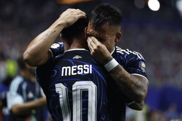 FIFA World Cup, WM, Weltmeisterschaft, Fussball 2026 semifinals - England vs Argentina Lautaro Martinez (R) of Argentina celebrates with Lionel Messi after scoring the 2-1 lead during the FIFA World Cup 2026 semifinals match England against Argentina, in Atlanta, USA, 15 July 2026. ATLANTA United States  Copyright: xWILLxOLIVERx