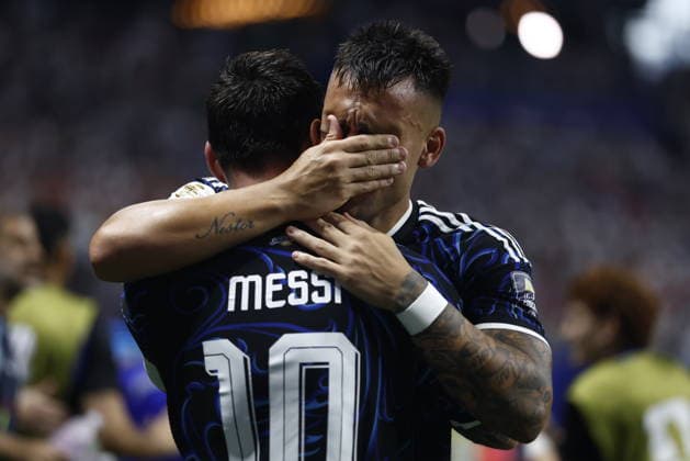 FIFA World Cup, WM, Weltmeisterschaft, Fussball 2026 semifinals - England vs Argentina Lautaro Martinez (R) of Argentina celebrates with Lionel Messi after scoring the 2-1 lead during the FIFA World Cup 2026 semifinals match England against Argentina, in Atlanta, USA, 15 July 2026. ATLANTA United States  Copyright: xWILLxOLIVERx