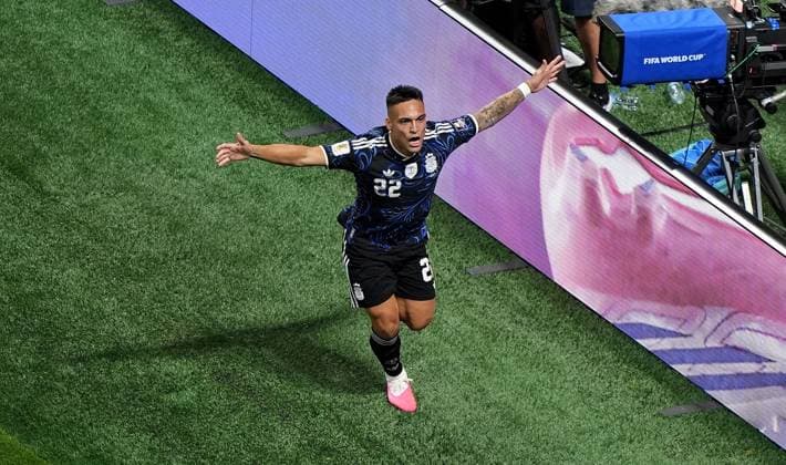 Lautaro Martinez of Argentina celebrates scoring a goal to make the score 1-2. England v Argentina, 2026 FIFA World Cup, WM, Weltmeisterschaft, Fussball Semi Final, Football, Atlanta Stadium, Atlanta, Georgia, USA - 15 Jul 2026Atlanta Atlanta Stadium Georgia (GA) United States of America  Copyright: xIsmaelxAdnan Shutterstockx 16992263es