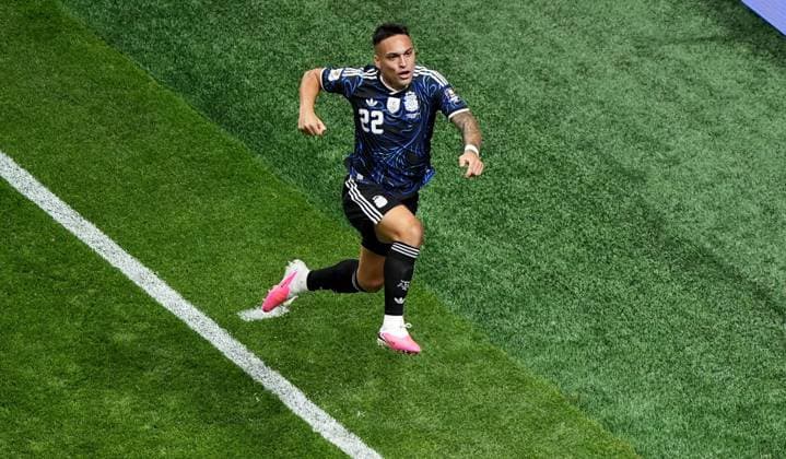 Lautaro Martinez of Argentina celebrates scoring a goal to make the score 1-2. England v Argentina, 2026 FIFA World Cup, WM, Weltmeisterschaft, Fussball Semi Final, Football, Atlanta Stadium, Atlanta, Georgia, USA - 15 Jul 2026Atlanta Atlanta Stadium Georgia (GA) United States of America  Copyright: xIsmaelxAdnan Shutterstockx 16992263et
