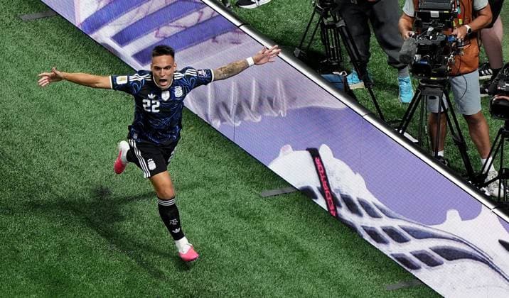 Lautaro Martinez of Argentina celebrates scoring a goal to make the score 1-2. England v Argentina, 2026 FIFA World Cup, WM, Weltmeisterschaft, Fussball Semi Final, Football, Atlanta Stadium, Atlanta, Georgia, USA - 15 Jul 2026Atlanta Atlanta Stadium Georgia (GA) United States of America  Copyright: xIsmaelxAdnan Shutterstockx 16992263eq
