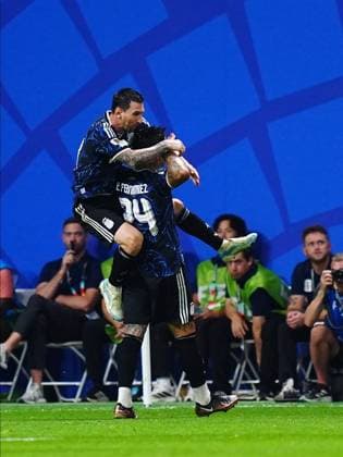 Sport Bilder des Tages England v Argentina - FIFA World Cup, WM, Weltmeisterschaft, Fussball 2026 - Semi Finals ATLANTA, GEORGIA - JULY 15: Enzo Fernandez of Argentina celebrates with his teammate Lionel Messi after scoring a goal during the 2026 FIFA World Cup semifinal match between England and Argentina at Atlanta Stadium in Atlanta, Georgia, United States, on July 15, 2026. Evrim Aydin Anadolu Georgia United States. Editorial use only. Please get in touch for any other usage.  Copyright: x2026xAnadoluxEvrimxAydinx