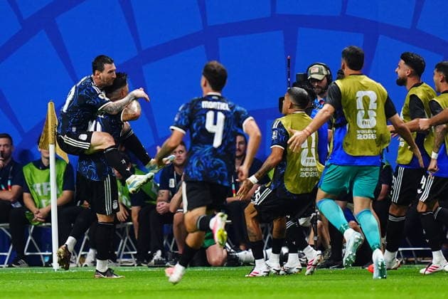 England v Argentina - FIFA World Cup, WM, Weltmeisterschaft, Fussball 2026 - Semi Finals ATLANTA, GEORGIA - JULY 15: Enzo Fernandez of Argentina celebrates with his teammate Lionel Messi after scoring a goal during the 2026 FIFA World Cup semifinal match between England and Argentina at Atlanta Stadium in Atlanta, Georgia, United States, on July 15, 2026. Evrim Aydin Anadolu Georgia United States. Editorial use only. Please get in touch for any other usage.  Copyright: x2026xAnadoluxEvrimxAydinx