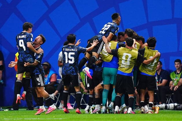 England v Argentina - FIFA World Cup, WM, Weltmeisterschaft, Fussball 2026 - Semi Finals ATLANTA, GEORGIA - JULY 15: Enzo Fernandez of Argentina celebrates with his teammates after scoring a goal during the 2026 FIFA World Cup semifinal match between England and Argentina at Atlanta Stadium in Atlanta, Georgia, United States, on July 15, 2026. Evrim Aydin Anadolu Georgia United States. Editorial use only. Please get in touch for any other usage.  Copyright: x2026xAnadoluxEvrimxAydinx