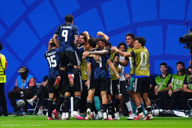 England v Argentina - FIFA World Cup, WM, Weltmeisterschaft, Fussball 2026 - Semi Finals ATLANTA, GEORGIA - JULY 15: Enzo Fernandez of Argentina celebrates with his teammates after scoring a goal during the 2026 FIFA World Cup semifinal match between England and Argentina at Atlanta Stadium in Atlanta, Georgia, United States, on July 15, 2026. Evrim Aydin Anadolu Georgia United States. Editorial use only. Please get in touch for any other usage.  Copyright: x2026xAnadoluxEvrimxAydinx