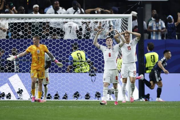 ATLANTA - England goalkeeper Jordan Pickford, Elliot Anderson of England and Dan Burn of England dejected as Lautaro Martinez of Argentina celebrates scoring the second goal during the 2026 FIFA World Cup, WM, Weltmeisterschaft, Fussball semi-final match between England and Argentina at the Atlanta Stadium on July 15, 2026, in Atlanta, Georgia, United States. MAURICE VAN STEEN ANP FIFA World Cup 2026 - semi final 2026 xVIxANPxSportx xMauricexvanxSteenxIVx 563609082 originalFilename: 563609082.jpg