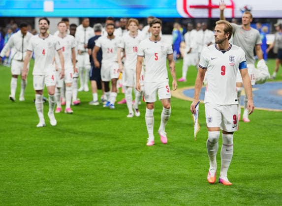 (260716) -- ATLANTA, July 16, 2026 -- Harry Kane (1st R) of England walks into the field before the semifinal match between Argentina and England at the 2026 FIFA World Cup, WM, Weltmeisterschaft, Fussball at Atlanta Stadium in Atlanta, the United States, July 15, 2026. ) (SP)U.S.-ATLANTA-FOOTBALL-FIFA WORLD CUP-SEMIFINAL-ARG VS ENG XuxChang 