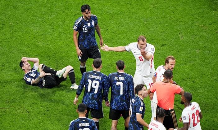 Lionel Messi of Argentina seen on the floor as teams square up. England v Argentina, 2026 FIFA World Cup, WM, Weltmeisterschaft, Fussball Semi Final, Football, Atlanta Stadium, Atlanta, Georgia, USA - 15 Jul 2026Atlanta Atlanta Stadium Georgia (GA) United States of America  Copyright: xIsmaelxAdnan Shutterstockx 16992263fi