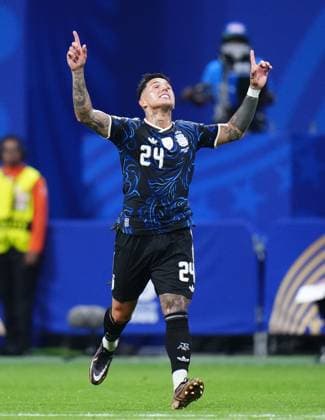 England v Argentina - FIFA World Cup, WM, Weltmeisterschaft, Fussball 2026 - Semi Finals ATLANTA, GEORGIA - JULY 15: Enzo Fernandez of Argentina celebrates after scoring his team s first goal with teammates during the 2026 FIFA World Cup semifinal match between England and Argentina at Atlanta Stadium in Atlanta, Georgia, United States, on July 15, 2026. Jose Hernandez Anadolu Georgia United States. Editorial use only. Please get in touch for any other usage.  Copyright: x2026xAnadoluxJosexHernandezx