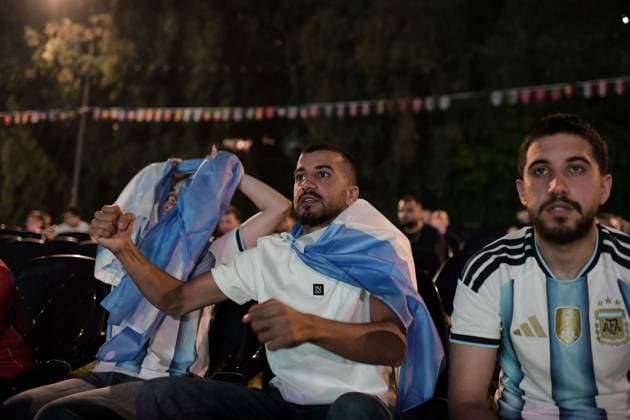 Fans Watch England-Argentina World Cup Semi-Final in Ramat Gan RAMAT GAN, ISRAEL JULY 15, 2026: People gather at an open-air amphitheatre in the National Park in Ramat Gan, Israel, to watch the FIFA World Cup, WM, Weltmeisterschaft, Fussball 2026 semi-final match between England and Argentina on a giant screen on July 15, 2026. The public viewing drew football fans who followed the match together as part of the tournament celebrations. Ramat-Gan Israel Copyright: x xTomerxNeubergx xJNAxPressx