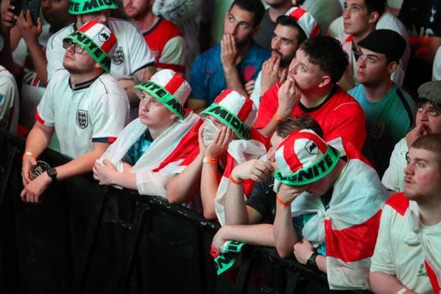 England fans dejected after Lautaro Martinez of Argentina scores his team s second goal Fans at Box Park Wembley, Football, World Cup 2026, London, UK - 15 Jul 2026London Wembley United Kingdom  Copyright: xHanc WiredxPhotos Shutterstockx 16992959an