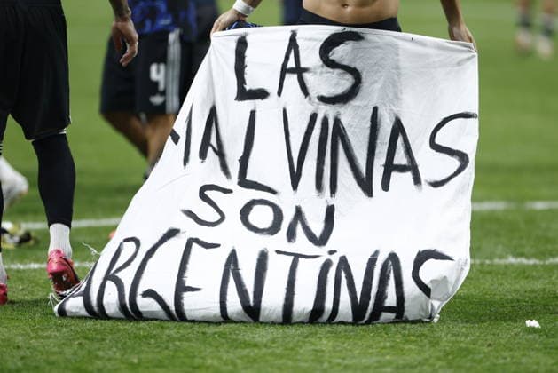 FIFA World Cup, WM, Weltmeisterschaft, Fussball 2026 semifinals - England vs Argentina Players of Argentina hold a banner reading The Falkland Islands are Argentine as they celebrate their victory in the FIFA World Cup 2026 semifinals match England against Argentina, in Atlanta, USA, 15 July 2026. ATLANTA United States  Copyright: xWILLxOLIVERx