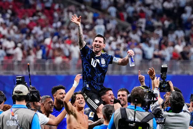 England v Argentina: Semi Final - FIFA World Cup, WM, Weltmeisterschaft, Fussball 2026 Lionel Messi of Argentina celebrates the victory with teammates during the FIFA World Cup 2026 Semi Final match between England and Argentina at Atlanta Stadium on July 15, 2026 in Atlanta, Georgia. Atlanta GA United States  Copyright: xJosexBretonx originalFilename:bretonhernandez-englandv260715_npaJT.jpg