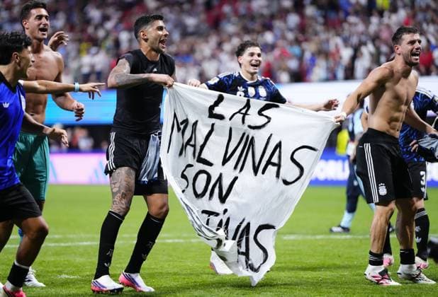 England v Argentina - FIFA World Cup, WM, Weltmeisterschaft, Fussball 2026 - Semi Finals ATLANTA, GEORGIA - JULY 15: Cristian Romero of Argentina celebrates the victory and holds up a banner after winning the 2026 FIFA World Cup semifinal match between England and Argentina at Atlanta Stadium in Atlanta, Georgia, United States, on July 15, 2026. Jose Hernandez Anadolu Georgia United States. Editorial use only. Please get in touch for any other usage.  Copyright: x2026xAnadoluxJosexHernandezx
