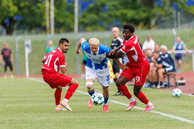 v.l. Lion Semic (Greifswald) , Milosz Brzozowski (Rostock) , Grace Bokake (Greifswald) ; GER, FC Hansa Rostock vs. Greifswalder FC, Fußball, Männer, 3. Liga, Testspiel, Spielzeit 2026 2027, 15.07.2026 Neuruppin Volksparkstadion Brandenburg Deutschland *** Lion Semic (Greifswald), Milosz Brzozowski (Rostock), Grace Bokake (Greifswald, GER), FC Hansa Rostock vs. Greifswalder FC, Soccer, Men, 3rd Division, Friendly Match, 2026–2027 Season, July 15, 2026, Neuruppin Volksparkstadion, Brandenburg, Germany