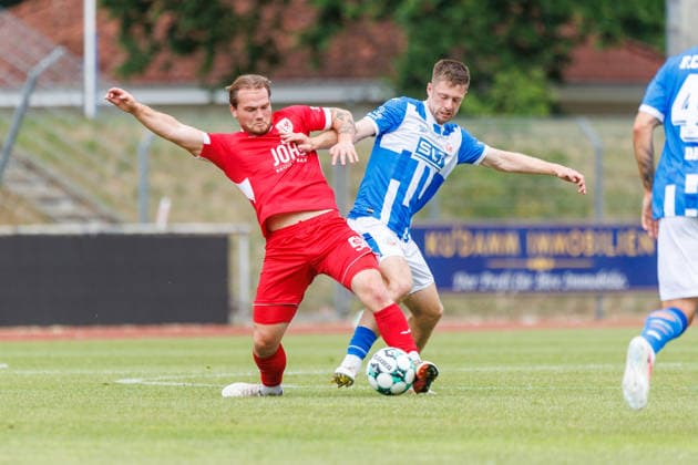 links Janis Juckel (Greifswald) gegen Jonas Dirkner (Rostock) ; GER, FC Hansa Rostock vs. Greifswalder FC, Fußball, Männer, 3. Liga, Testspiel, Spielzeit 2026 2027, 15.07.2026 Neuruppin Volksparkstadion Brandenburg Deutschland *** Left: Janis Juckel (Greifswald) vs. Jonas Dirkner (Rostock), GER; FC Hansa Rostock vs. Greifswalder FC; Soccer; Men; 3rd Division; Friendly; 2026–2027 season; July 15, 2026, Neuruppin Volksparkstadion, Brandenburg, Germany