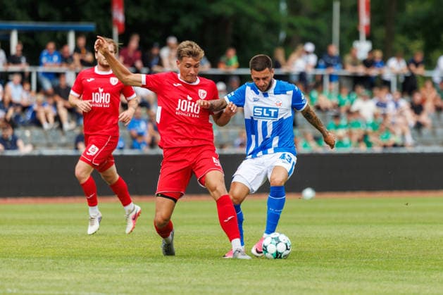 links Leon Schmökel (Greifswald) gegen Leon Dajaku (Rostock) ; GER, FC Hansa Rostock vs. Greifswalder FC, Fußball, Männer, 3. Liga, Testspiel, Spielzeit 2026 2027, 15.07.2026 Neuruppin Volksparkstadion Brandenburg Deutschland *** Left: Leon Schmökel (Greifswald) vs. Leon Dajaku (Rostock), GER, FC Hansa Rostock vs. Greifswalder FC, Soccer, Men, 3rd Division, Friendly Match, 2026–2027 Season, July 15, 2026, Neuruppin Volksparkstadion, Brandenburg, Germany
