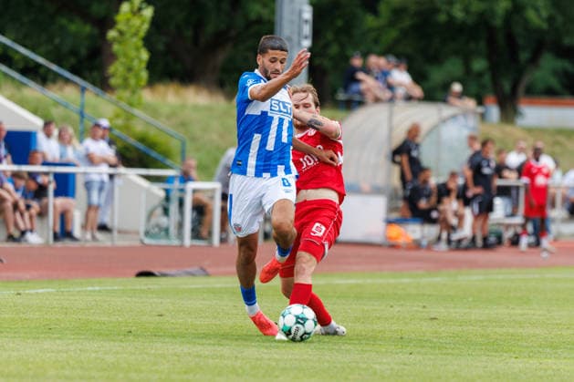 links Ouassim Karada (Rostock) gegen Janis Juckel (Greifswald) ; GER, FC Hansa Rostock vs. Greifswalder FC, Fußball, Männer, 3. Liga, Testspiel, Spielzeit 2026 2027, 15.07.2026 Neuruppin Volksparkstadion Brandenburg Deutschland *** Left: Ouassim Karada (Rostock) vs. Janis Juckel (Greifswald), GER, FC Hansa Rostock vs. Greifswalder FC, Soccer, Men, 3rd Division, Friendly Match, 2026–2027 Season, July 15, 2026, Neuruppin Volksparkstadion, Brandenburg, Germany