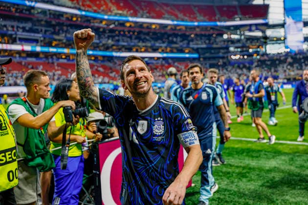 15.07.2026, Fussball Weltmeisterschaft 2026 in den USA, Halbfinale, England - Argentinien, im Mercedes-Benz Stadium (Atlanta, GA), Lionel Messi (Argentinien) Schlussjubel nach dem 2:1 Sieg ***FIFA regulations prohibit any use of photographs as image sequences and or quasi-video. EDITORIAL USE ONLY*** *** July 15, 2026, 2026 FIFA World Cup in the U.S., Semifinal, England vs. Argentina, at Mercedes-Benz Stadium in Atlanta, GA; Lionel Messi of Argentina celebrates after the 2–1 victory ***FIFA regulations prohibit any use of photographs as image sequences and or quasi-video. EDITORIAL USE ONLY***