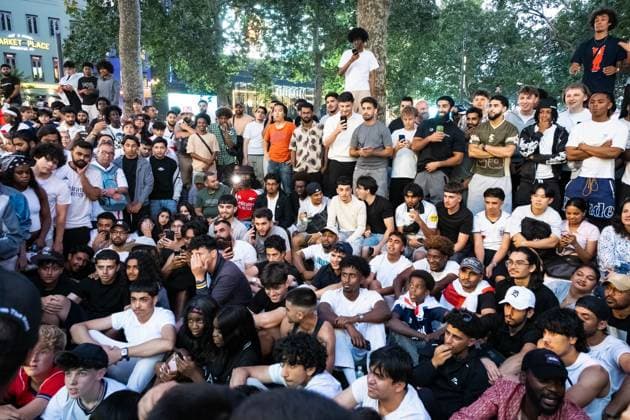July 15, 2026, London, United Kingdom of Great Britain and Northern Ireland: LONDON, UNITED KINGDOM Ã¢â‚¬ JULY 15, 2026: Hundreds fill the pubs and streets of London to watch England face off against Argentina in the FIFA World Cup, WM, Weltmeisterschaft, Fussball semi-final. Chaos emerged when police shut down a screen in Leicester Square, causing onlookers to disperse and move to different pubs for the final 10 minutes of the match. Police officers on duty initiated crowd control measures to keep order. JNA PRESS London United Kingdom of Great Britain and Northern Ireland - ZUMAq101 20260715_zna_q101_292 Copyright: xKaixJohnsonx