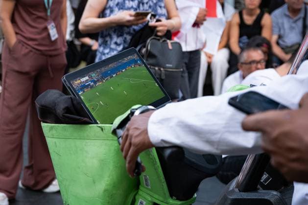 July 15, 2026, London, United Kingdom of Great Britain and Northern Ireland: LONDON, UNITED KINGDOM Ã¢â‚¬ JULY 15, 2026: Hundreds fill the pubs and streets of London to watch England face off against Argentina in the FIFA World Cup, WM, Weltmeisterschaft, Fussball semi-final. Chaos emerged when police shut down a screen in Leicester Square, causing onlookers to disperse and move to different pubs for the final 10 minutes of the match. Police officers on duty initiated crowd control measures to keep order. JNA PRESS London United Kingdom of Great Britain and Northern Ireland - ZUMAq101 20260715_zna_q101_304 Copyright: xKaixJohnsonx